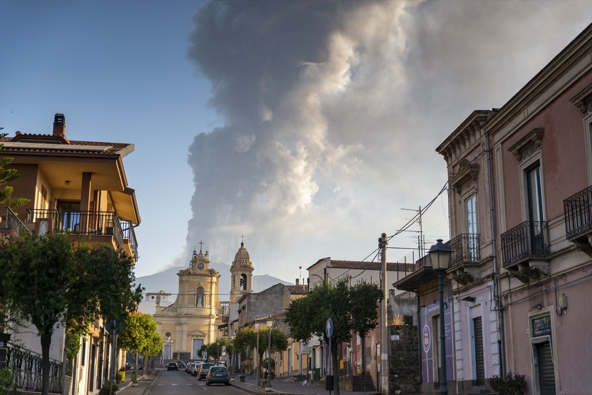 Glavni aerodrom na Siciliji obustavio letove zbog erupcije vulkana Etna