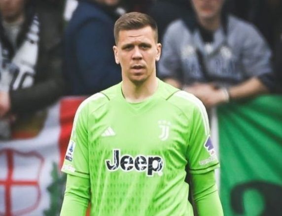 U karijeri je prethodno branio za Arsenal na 181 utakmici, dok je u Romi upisao 81 nastup