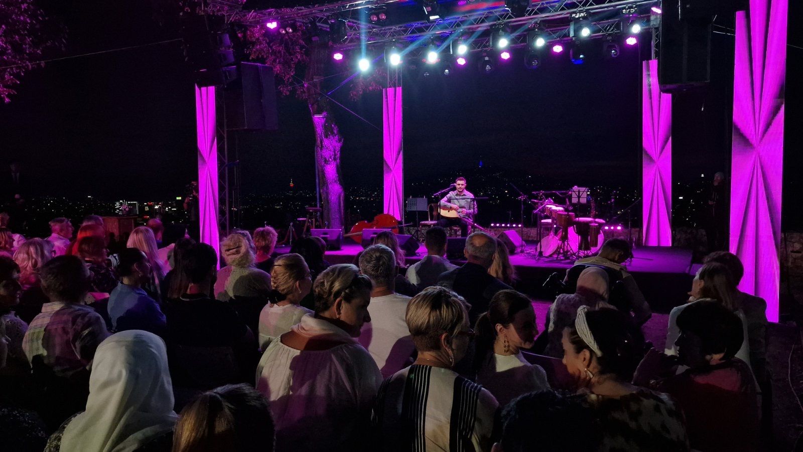 Počeo je koncert Zanina Berbića!