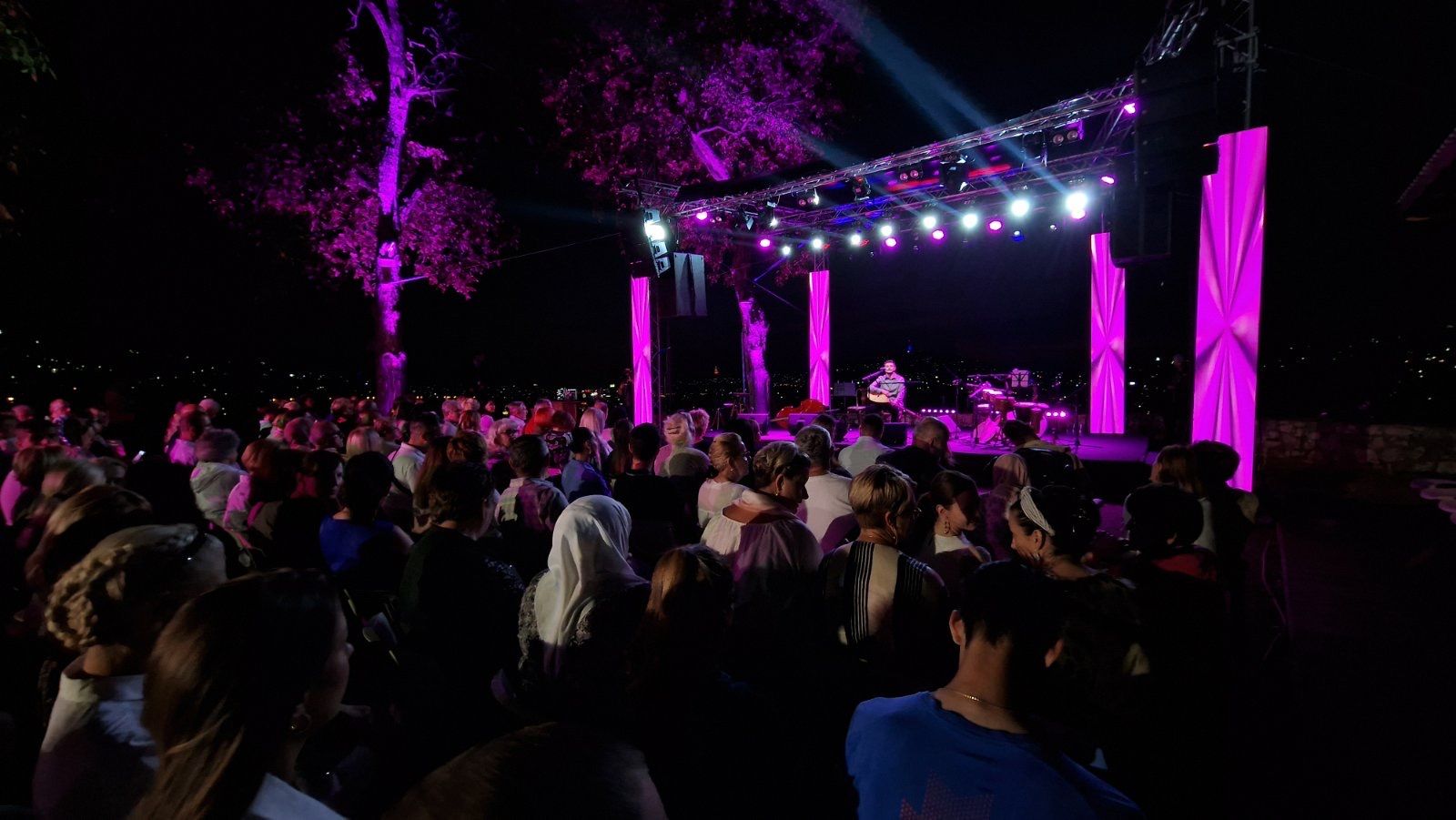 Počeo je koncert Zanina Berbića!