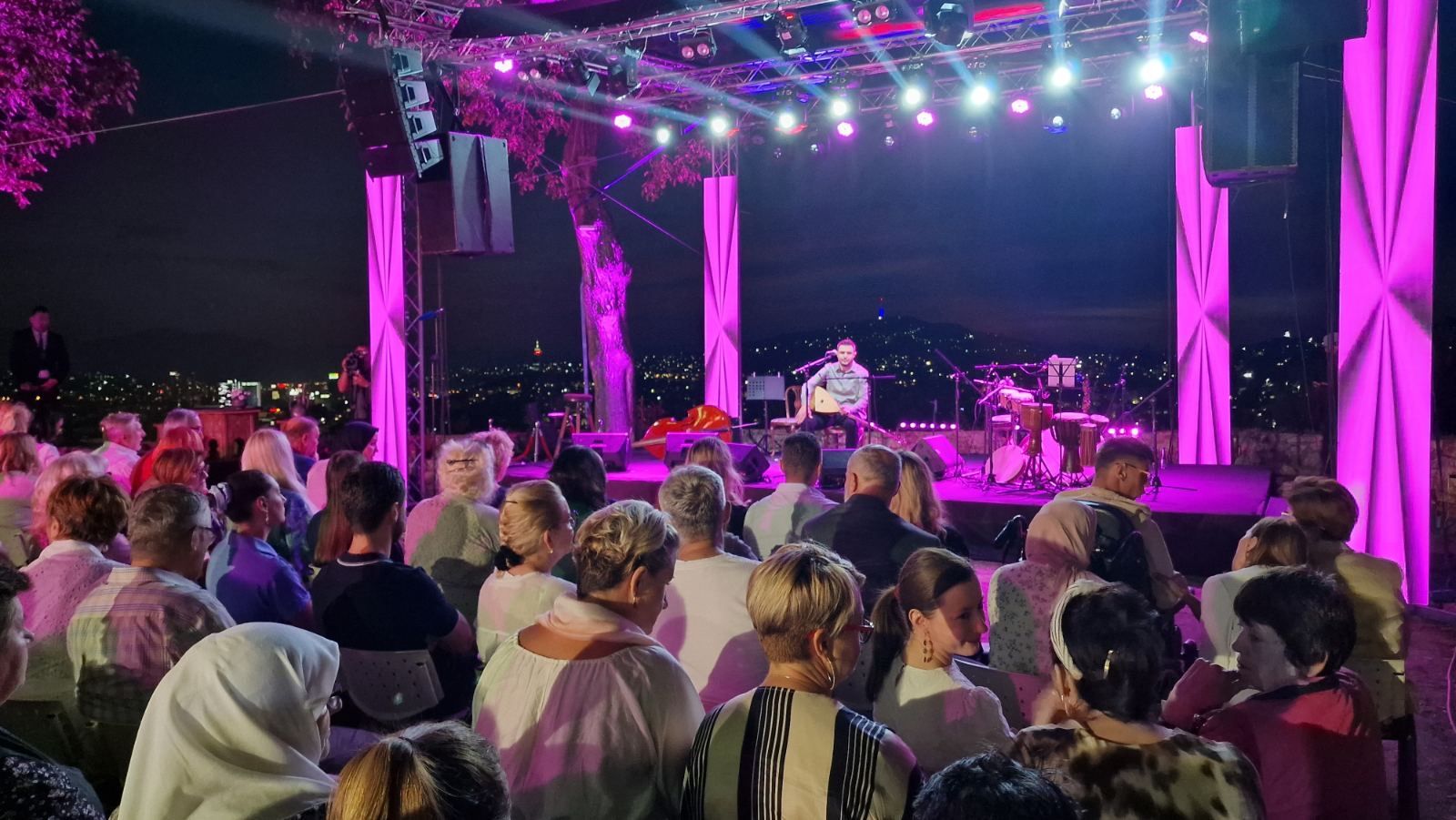 Počeo je koncert Zanina Berbića!