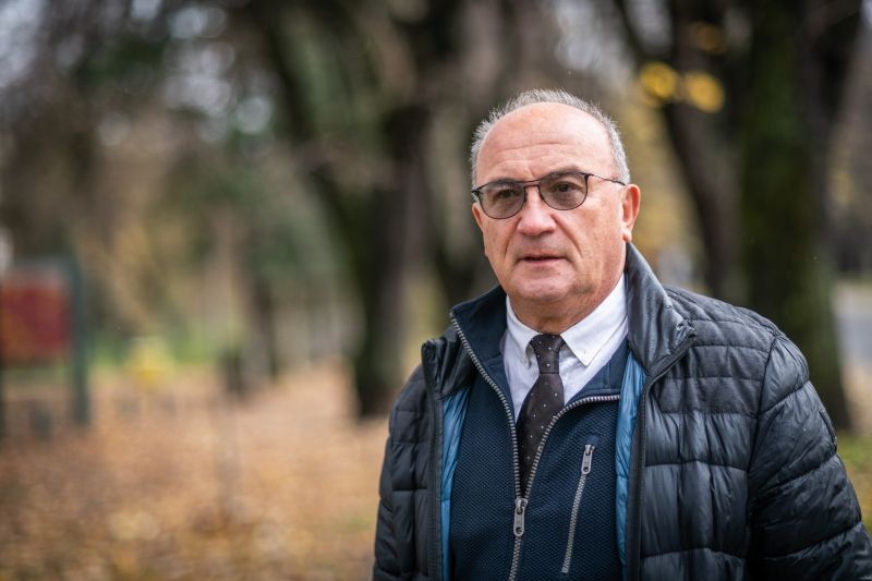 Zlatko Topčić je do početka Opsade živio u sarajevskom naselju Grbavica. Tamo je zatočen, baš poput svog oca koji je pola stoljeća ranije odveden u ustaški logor Jasenovac