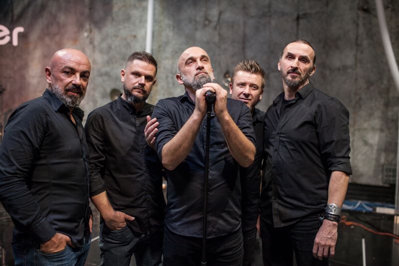 Radnja spota smještena je u daleku budućnost, u distopijskoj Bosni i Sarajevu, gdje ljubav simbolično dolazi iz drugog svijeta, donoseći nadu