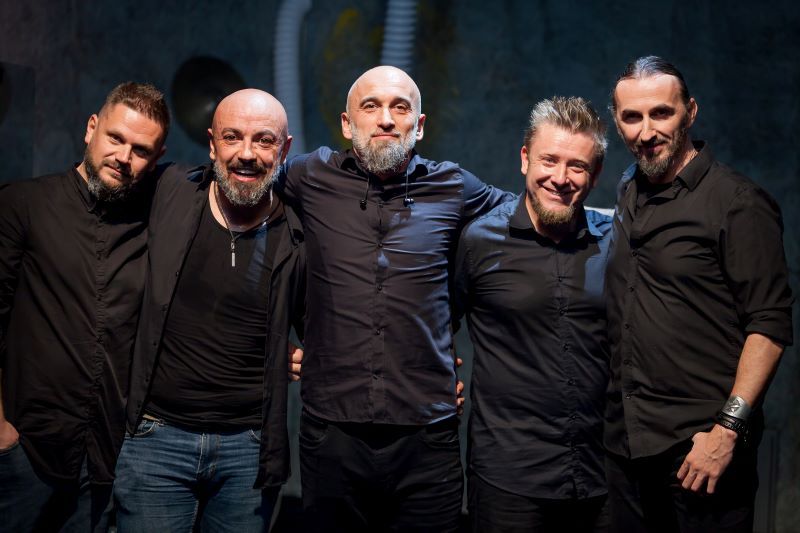 Radnja spota smještena je u daleku budućnost, u distopijskoj Bosni i Sarajevu, gdje ljubav simbolično dolazi iz drugog svijeta, donoseći nadu