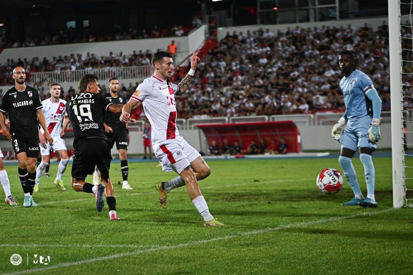 Gosti su bili bolji rezultatom 4:0 i za ukupnih 7:0 plasirali se u grupnu fazu tog takmičenja