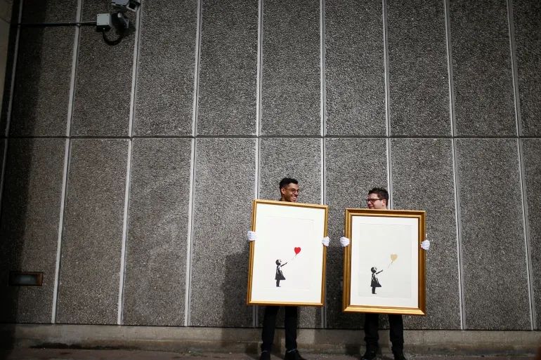 Na slici djevojčica poseže za crvenim balonom u obliku srca, a u Londonu i drugdje postoji nekoliko murala istog motiva