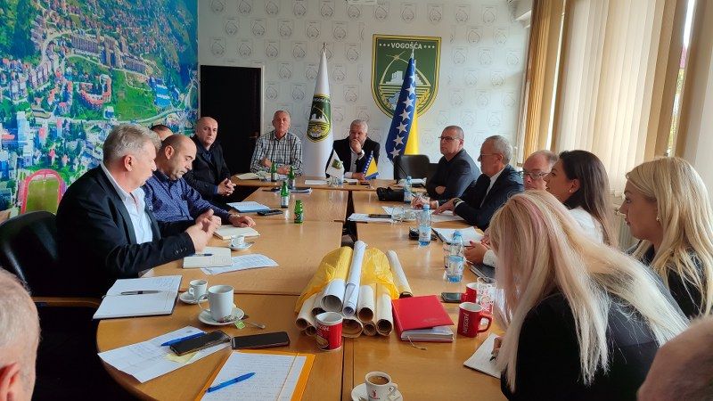 Kada su u pitanju problemi komunalne prirode donesen je zaključak da se mora odustati od projekta kolektivnog kolektora i pročistača