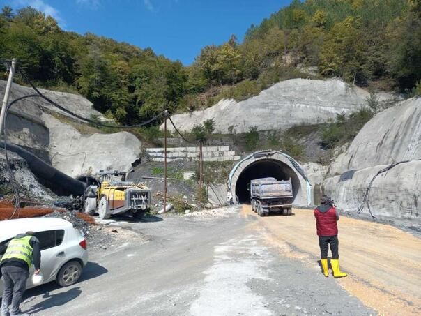 Na gradilištu je trenutno angažovana ekipa za detonažu sekundarne obloge, dok će se tokom narednog mjeseca izvršiti pripremne aktivnosti za nastavak iskopa