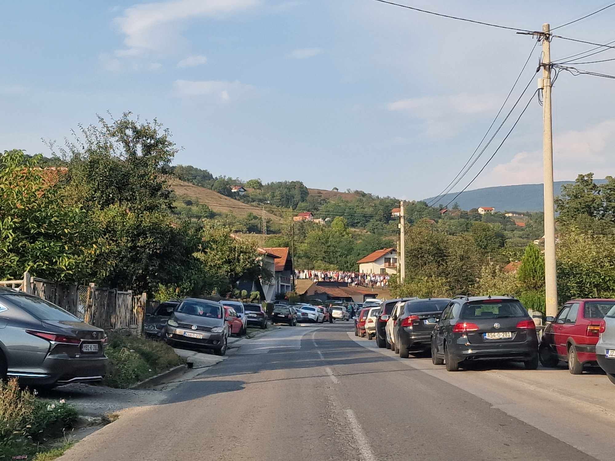 Rijeka ljudi na dženazi braći Bakiru i Mensuru Spahiću