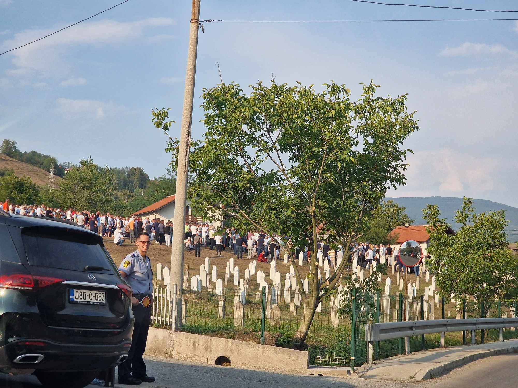 Rijeka ljudi na dženazi braći Bakiru i Mensuru Spahiću