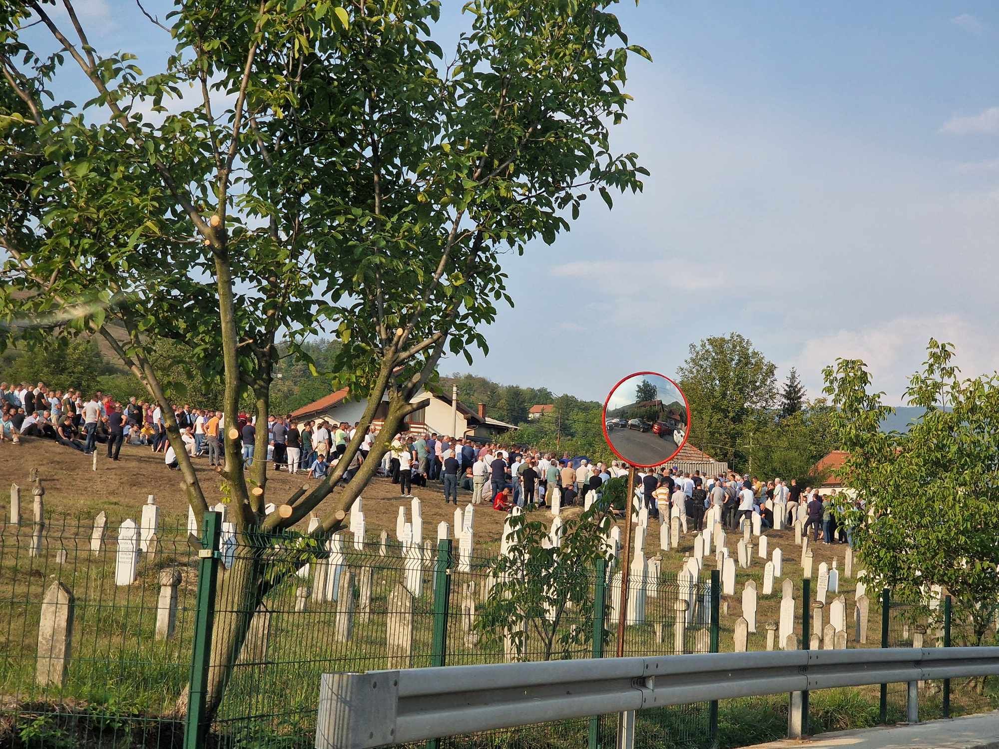 Kakanj je danas okovan tugom, veliki broj ljudi na dženazi u naselju Hrasno