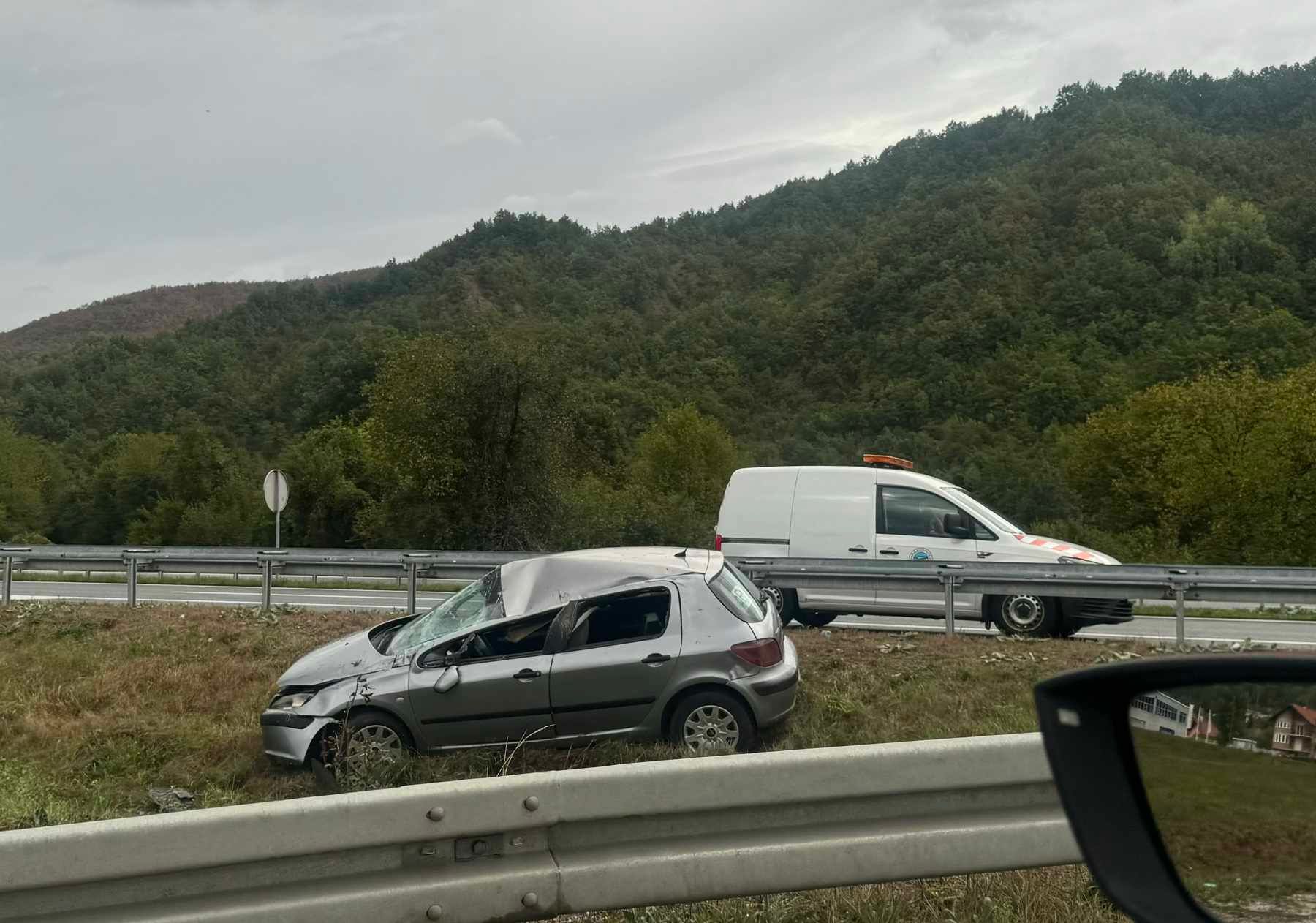 U vrijeme nesreće, u kojoj je učestvovalo jedno vozilo, saobraćalo se usporeno