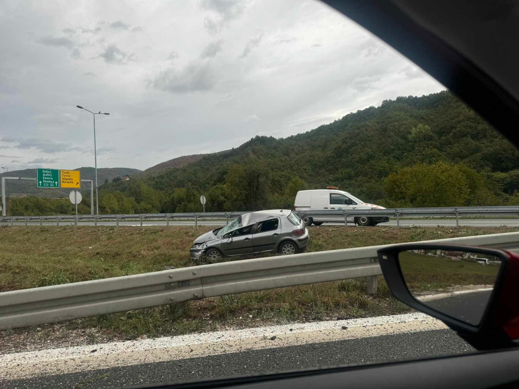 U vrijeme nesreće, u kojoj je učestvovalo jedno vozilo, saobraćalo se usporeno