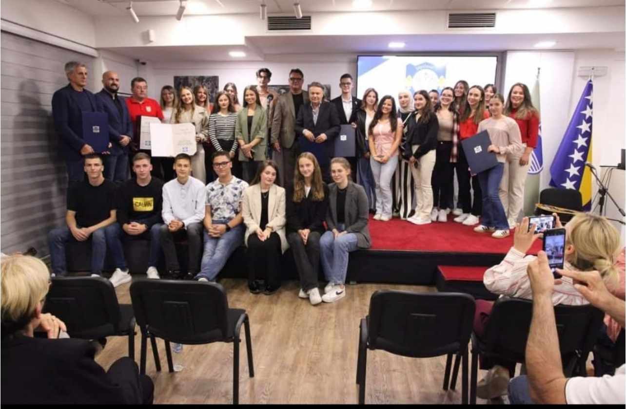 Osmanu Džihi uručena plaketa 'Nijaz Slipičević' za 700 emisija 'U tuđoj avliji'