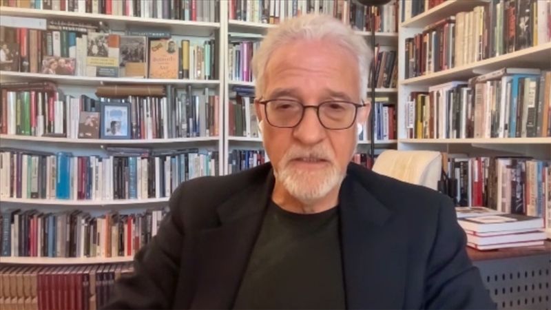 Bartov se probio u akademski svijet propitujući motive Wehrmachta, regularne njemačke vojske tokom Drugog svjetskog rata