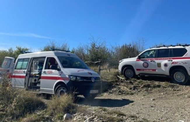 Pružena je pomoć unesrećenoj i transportovana je do putne komunikacije, odakle je predata Hitnoj medicinskoj pomoći