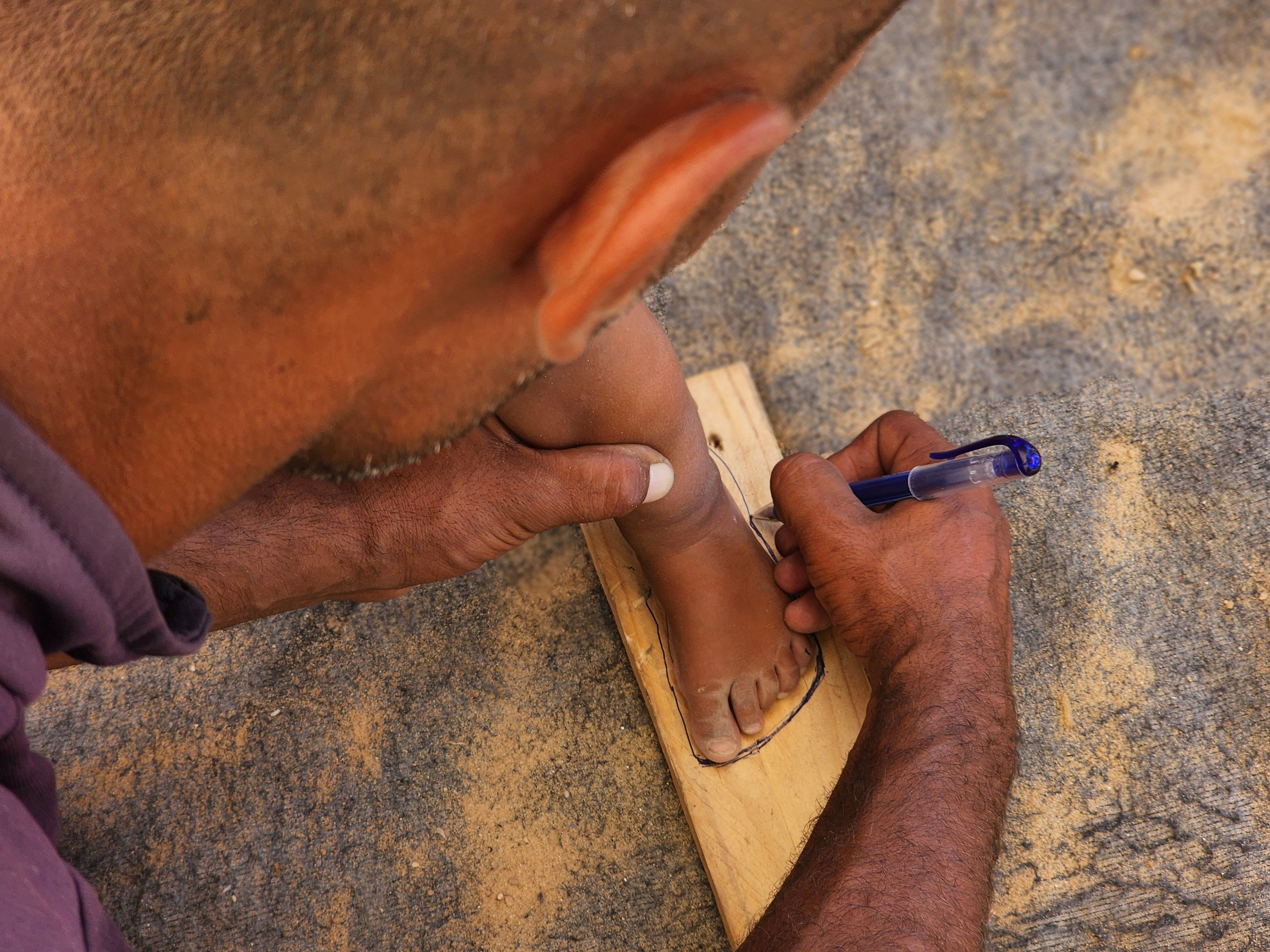 Davvas na ovaj način pokušava da usreći djecu koja su najviše pogođena humanitarnom krizom
