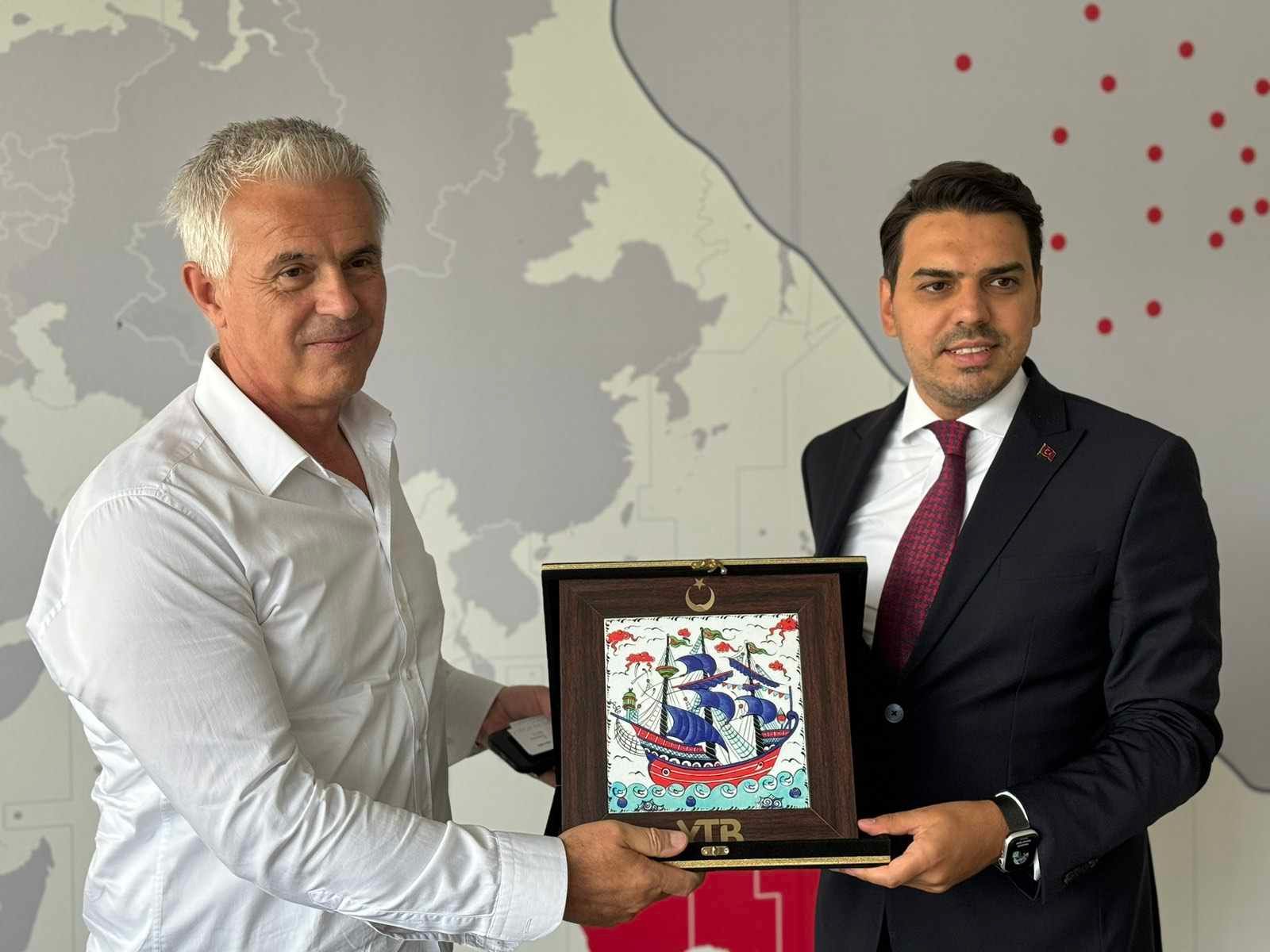 Delegacija Direkcije za dijasporu i srodne zajednice Republike Turske (YTB), predvođena Abdullahom Erenom, predsjednikom Direkcije, posjetila je danas Hayat televiziju. 