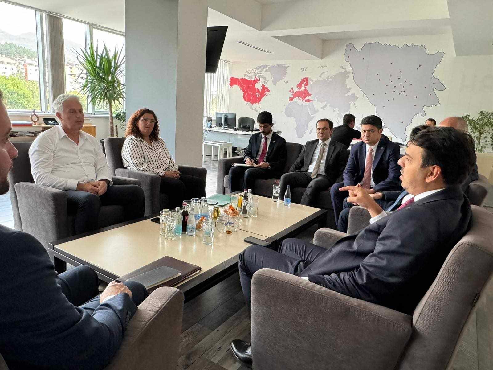 Delegacija Direkcije za dijasporu i srodne zajednice Republike Turske (YTB), predvođena Abdullahom Erenom, predsjednikom Direkcije, posjetila je danas Hayat televiziju. 