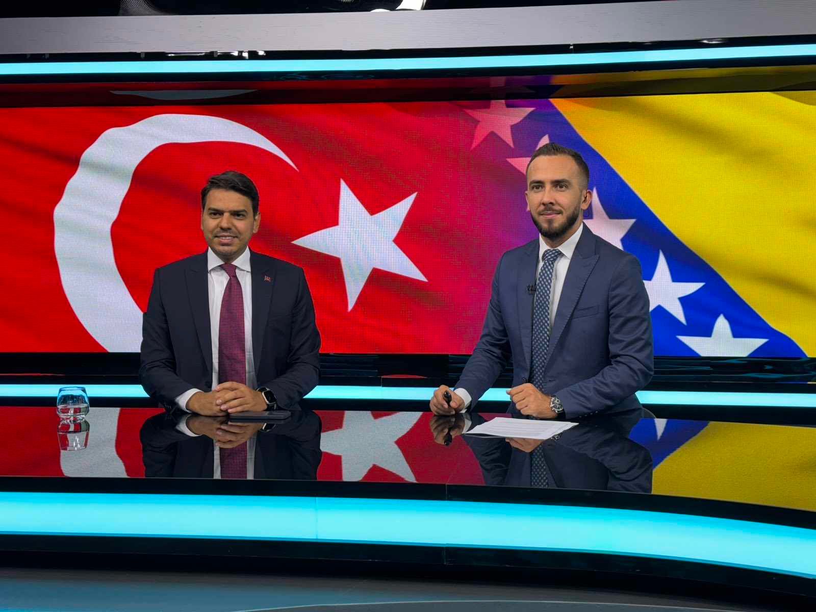 Delegacija Direkcije za dijasporu i srodne zajednice Republike Turske (YTB), predvođena Abdullahom Erenom, predsjednikom Direkcije, posjetila je danas Hayat televiziju. 