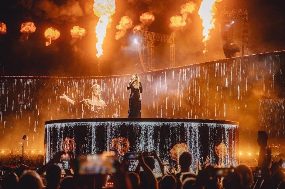 Guinnessova knjiga svjetskih rekorda službeno je potvrdila da je Adele imala "najveći neprekinuti vanjski LED ekran"