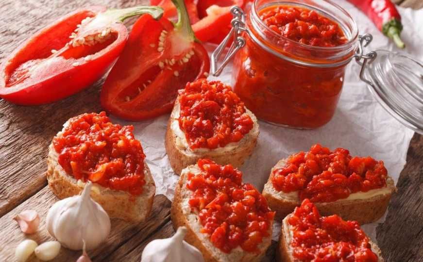 Pored poskupljenja povrća, poskupjeli su i gotovi proizvodi, pa je tako tegla ajvara skuplja od kilograma mesa.