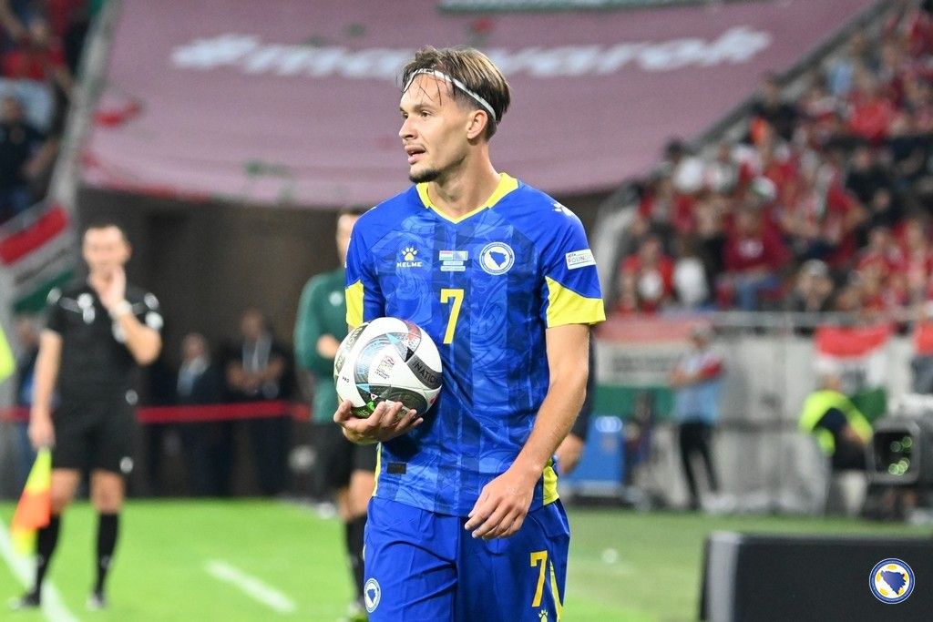 Dedić je izuzetno cijenjen od bh. navijača zbog svoje borbenosti i zalaganja u dresu državnog tima