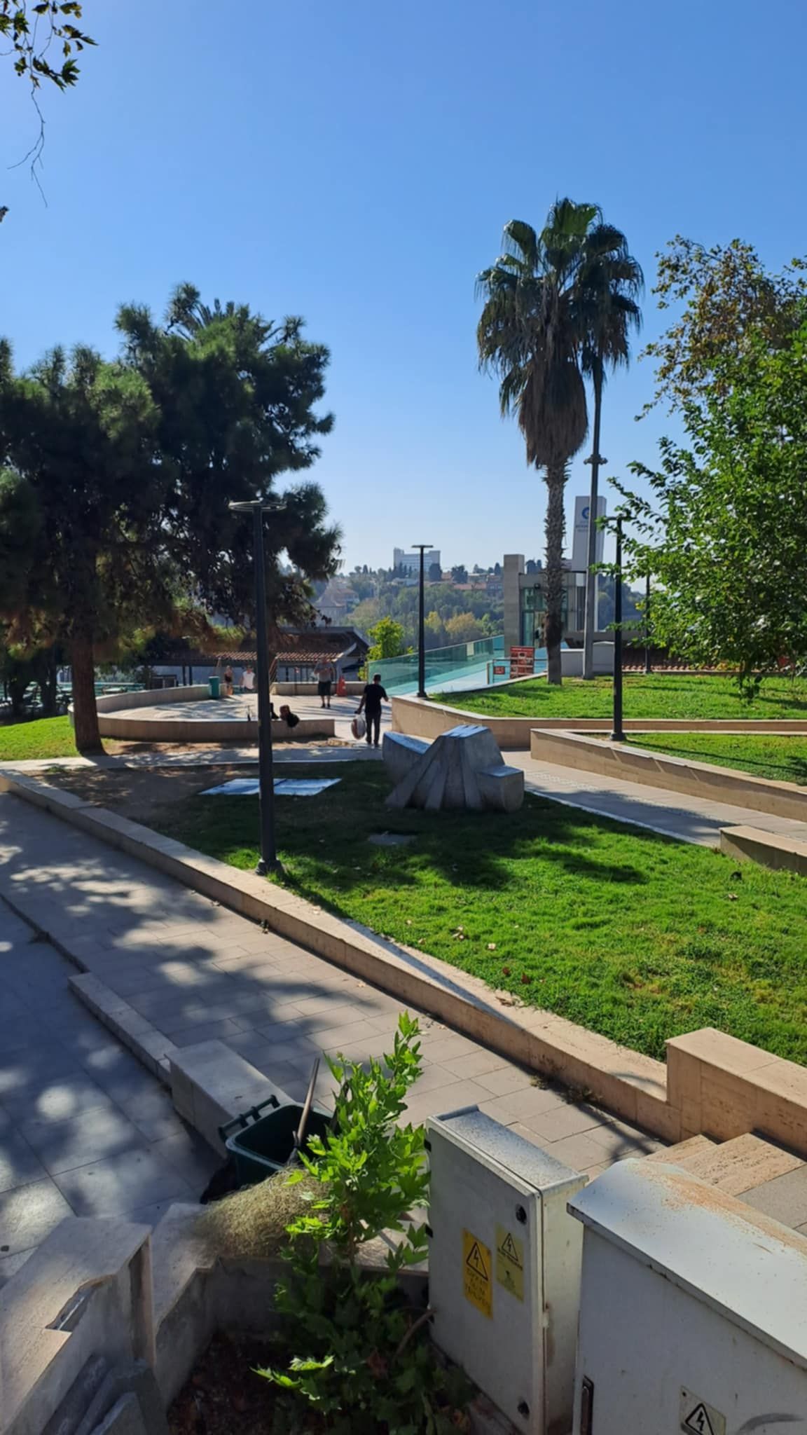 Nažalost, brojni turisti zadovoljavaju se odmorom u brojnim odmaralištima, dok grad i okolina za njih ostaju nepoznanica