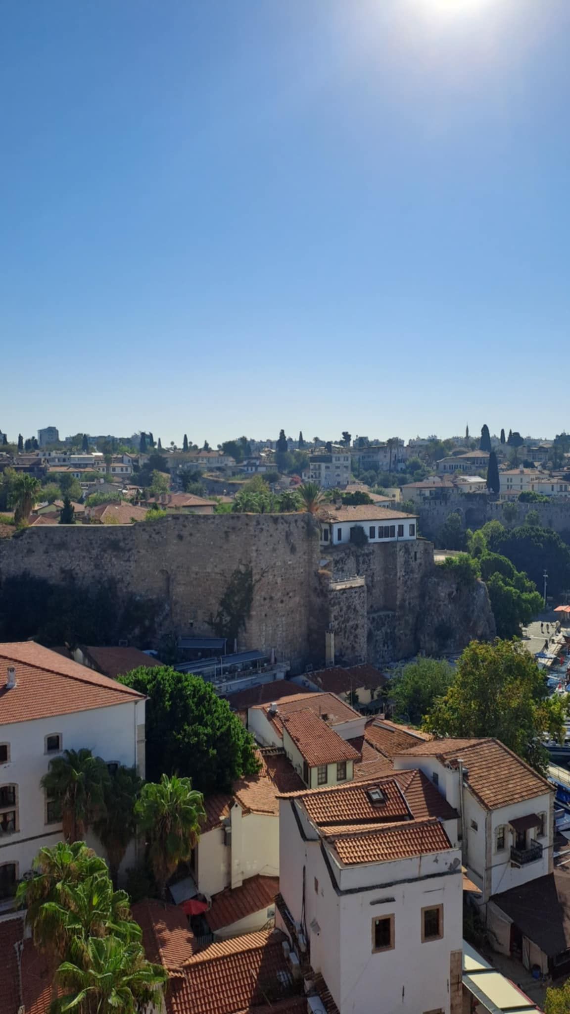 Nažalost, brojni turisti zadovoljavaju se odmorom u brojnim odmaralištima, dok grad i okolina za njih ostaju nepoznanica