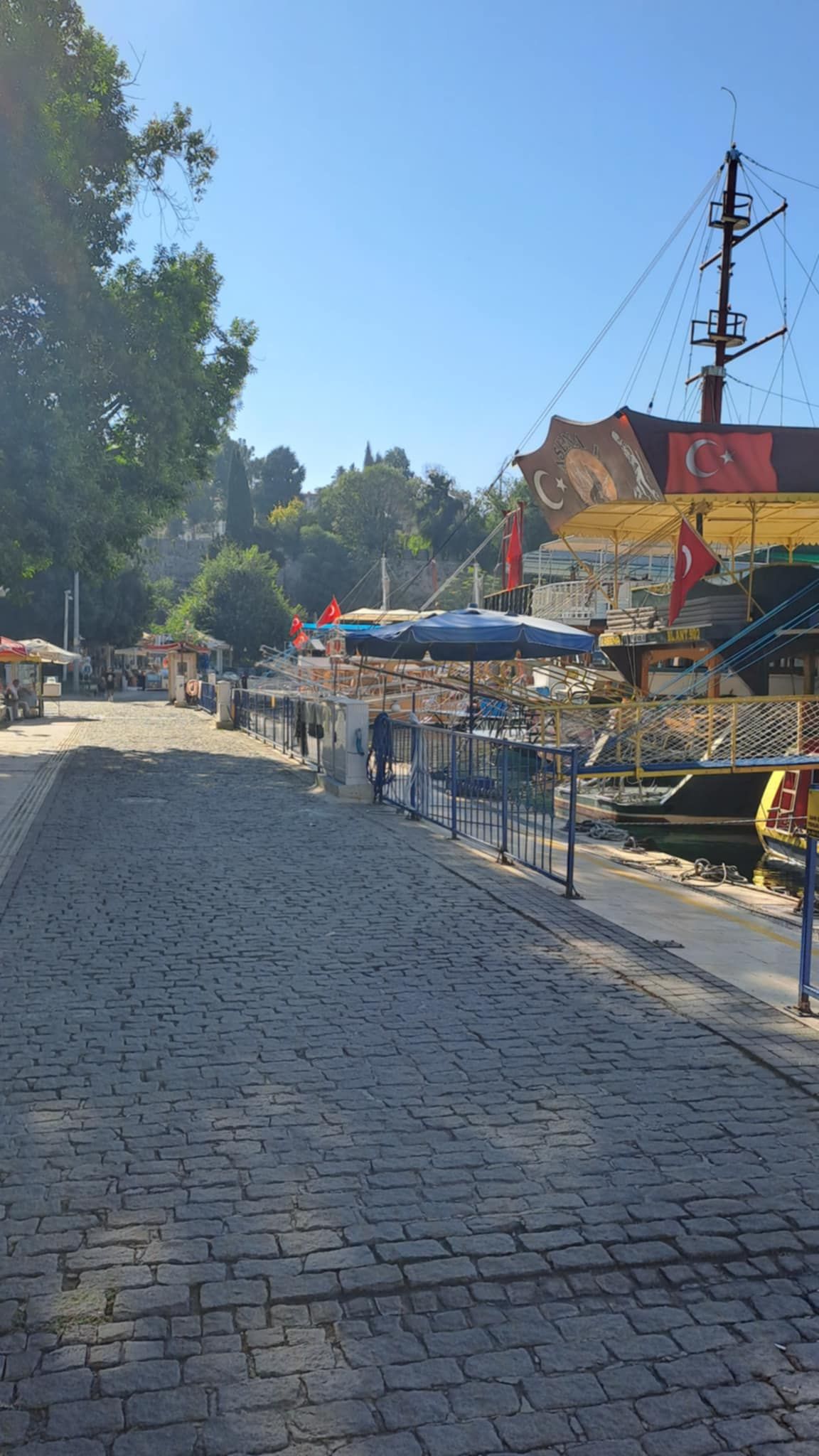 Nažalost, brojni turisti zadovoljavaju se odmorom u brojnim odmaralištima, dok grad i okolina za njih ostaju nepoznanica