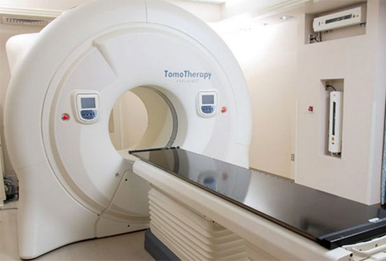 Vlada Tuzlanskog kantona još 2022. godine izdvojila je nešto više od osam miliona maraka za nabavku ovog aparata. Umjesto da aparat bude nabavljen, tek tada počinju problemi