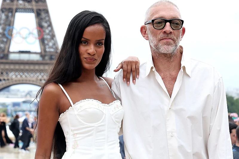 Brazilska manekenka objavila je tri fotografije na kojoj pored stepenica pozira u dugoj crnoj haljini, gdje se ističe trudnički stomak