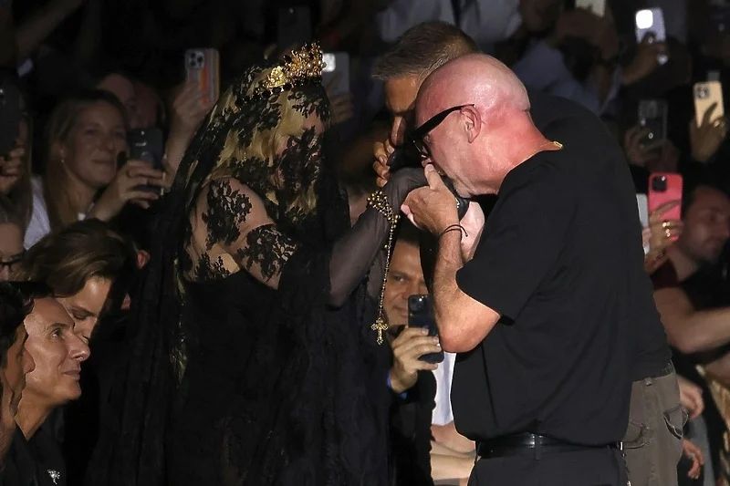 Pjevačica je stigla u upečatljivoj crnoj kreaciji, a nosila je usku haljinu od šifona i čipke uz crni korzet, a crni veo skrivao je njeno lice