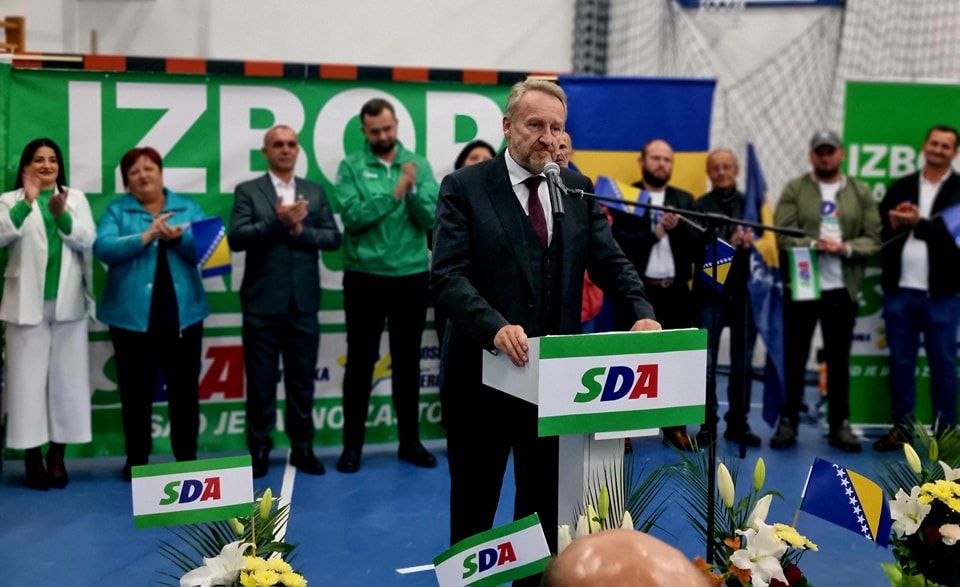 "Posebno je opasno unutarbošnjačko ili unutarbosansko rivalstvo koje se u politici redovno pretvara u neprijateljstvo", kazao je Izetbegović.