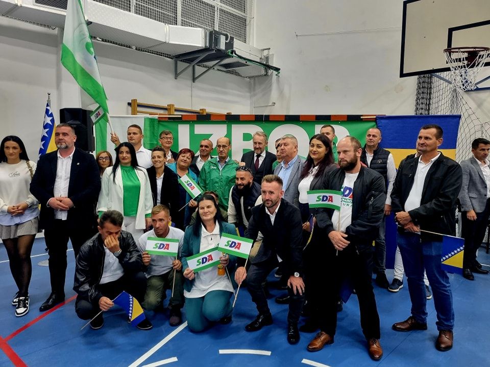 "Posebno je opasno unutarbošnjačko ili unutarbosansko rivalstvo koje se u politici redovno pretvara u neprijateljstvo", kazao je Izetbegović.