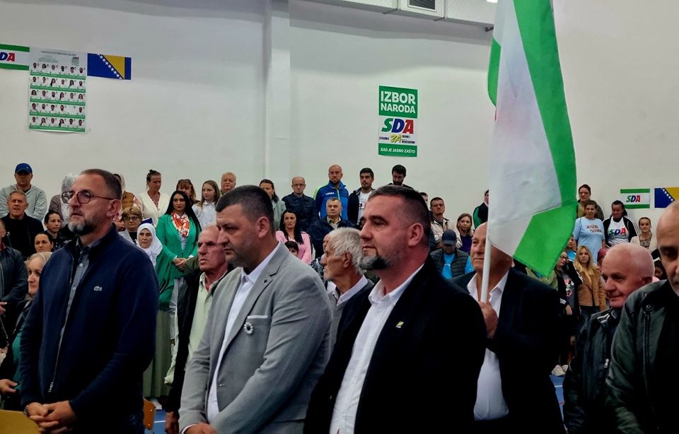 "Posebno je opasno unutarbošnjačko ili unutarbosansko rivalstvo koje se u politici redovno pretvara u neprijateljstvo", kazao je Izetbegović.