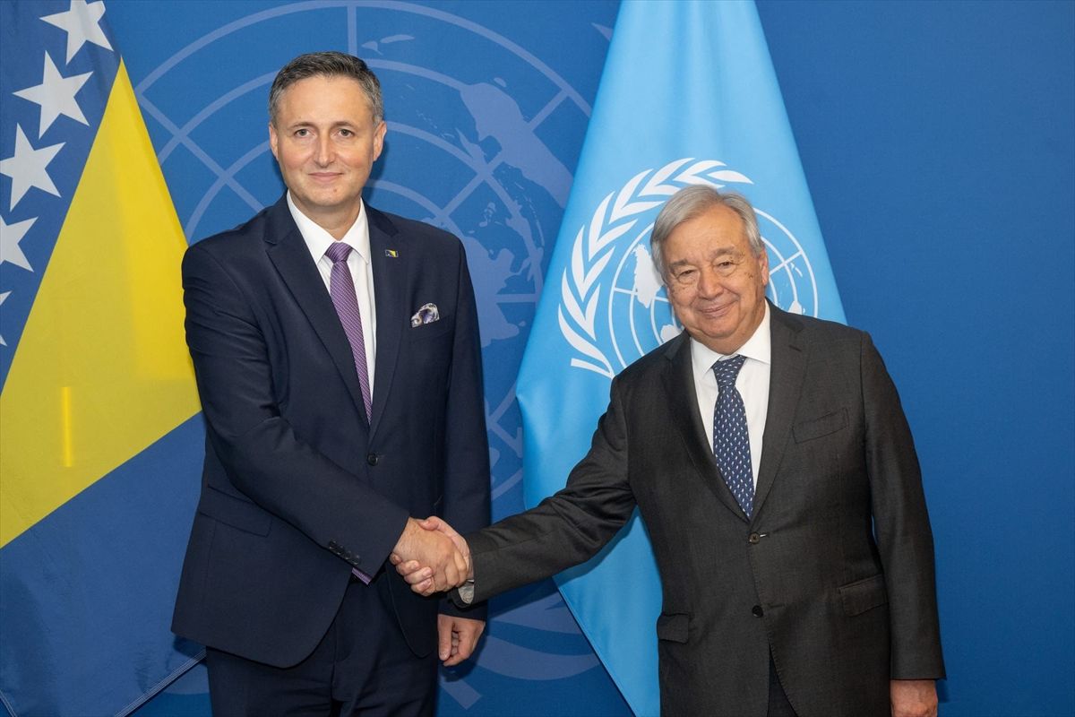 Bećirović je rekao da je krajnje neprimjereno da predsjednik susjedne Republike Srbije i dalje negira pravosnažne presude najviših sudova UN-a, kao i usvojenu Rezoluciju 