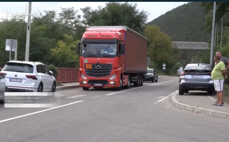 Na licu mjesta bila je policija Srbije, koja nije intervenisala. Kosovske vlasti osudile su blokade