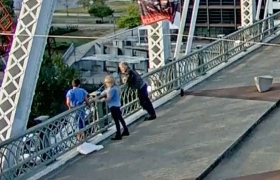 Jon Bon Jovi nagovorio je nepoznatu ženu koja je stajala na ivici pješačkog mosta u Nashvilleu da ne skoči s mosta.