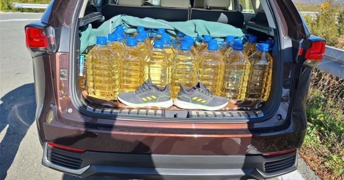 Pregledom vozila, carinici su pronašli 43 plastične boce, bez oznake o proizvodu i proizvođaču 