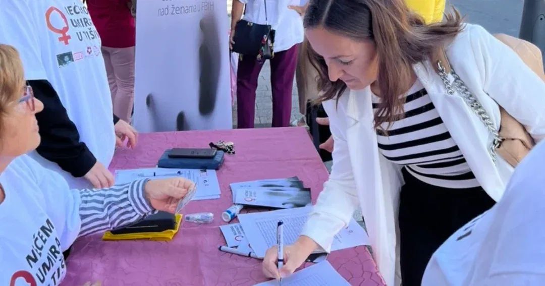 Tokom akcije, građana/ke su potpisivali/e peticiju kako bi podržali/e inicijativu za uvođenje femicida kao posebnog krivičnog djela u Krivični zakon FBiH.