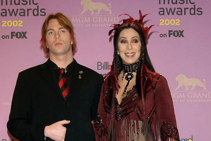 Američka pop zvijezda Cher odustala je od borbe nad starateljstvom njenog 48-godišnjeg sina Elijaha, a vijest o tome podijelili su njegovi advokati.