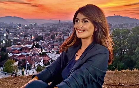 Njena rodbina, prijatelji i radne kolege ne štede riječi hvale, a svaki poklon nosi posebnu priču, odražavajući ljubav i poštovanje koje su stekli kroz godine