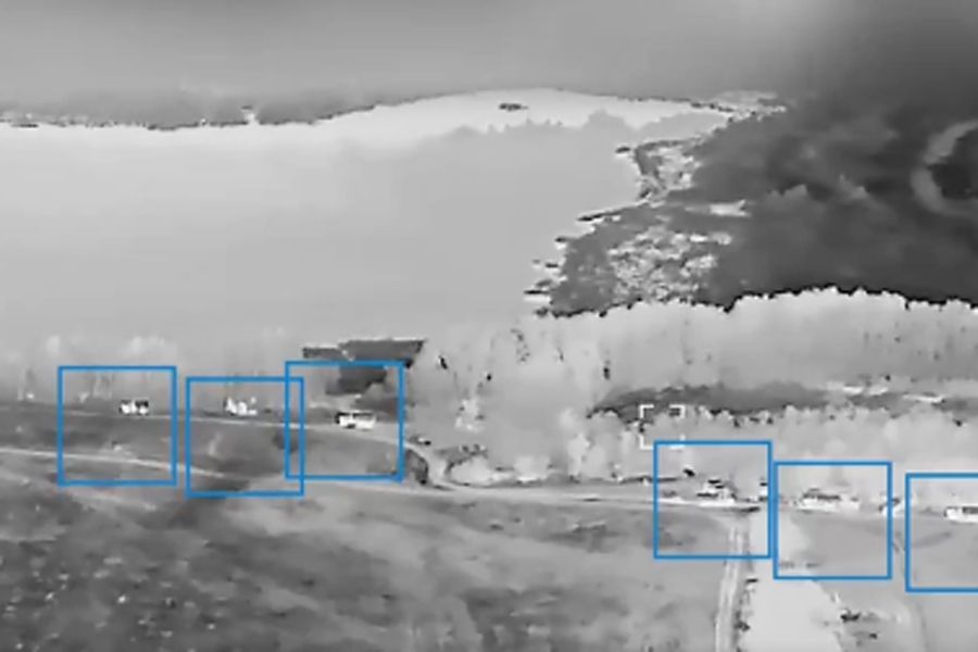 Ukrajinski M142 HIMARS odmah je ispalio salvu raketa M30 i M31 GMLRS, te zasuo ruski konvoj stotinama projektila