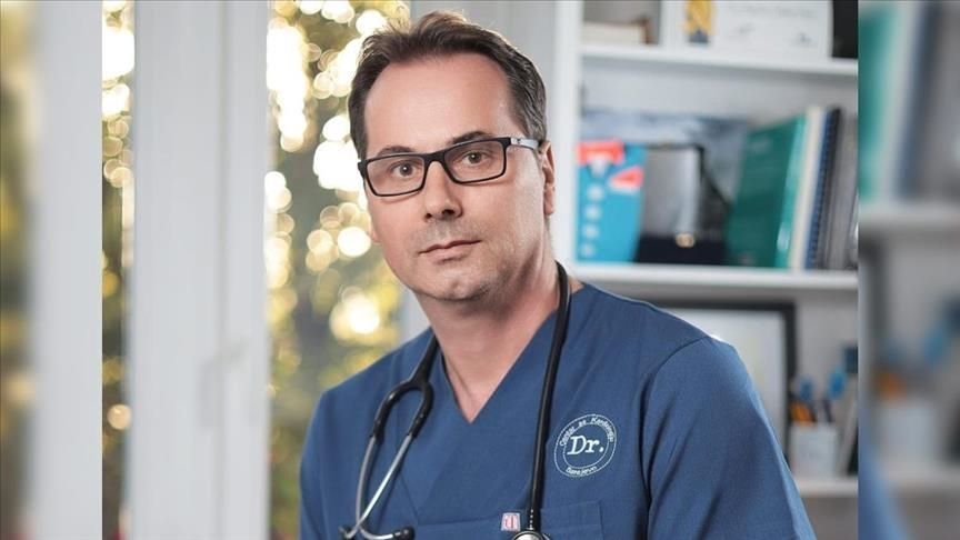 Hrkanje se odnosi na zveckanje, šmrkanje ili gunđanje koje neki ljudi ispuštaju tokom spavanja a to se dešava kada postoji opstrukcija u disajnim putevima