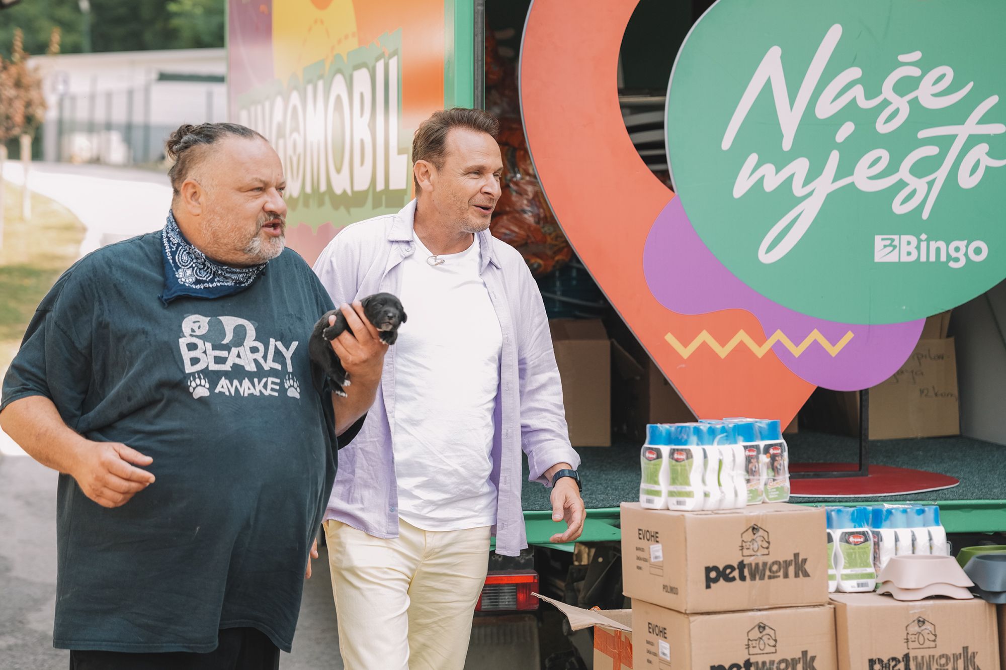 Poznati glumac Milan Pavlović, koji nikada u svom životu nije bio bliže ulozi pivota nego tog dana, sa Enisom Bešlagićem je u Goraždu po prvi put zaigrao rukomet!