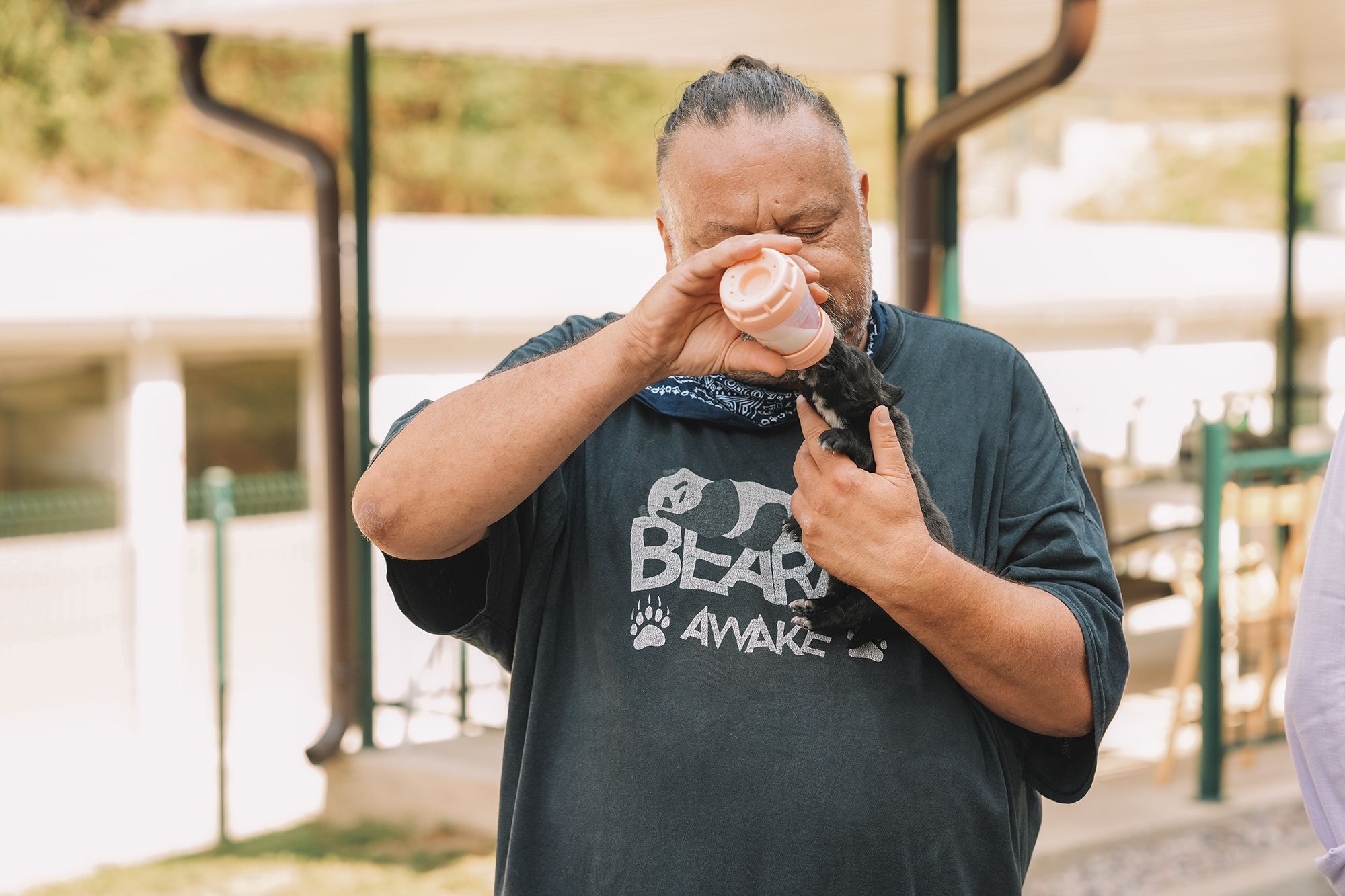 Poznati glumac Milan Pavlović, koji nikada u svom životu nije bio bliže ulozi pivota nego tog dana, sa Enisom Bešlagićem je u Goraždu po prvi put zaigrao rukomet!