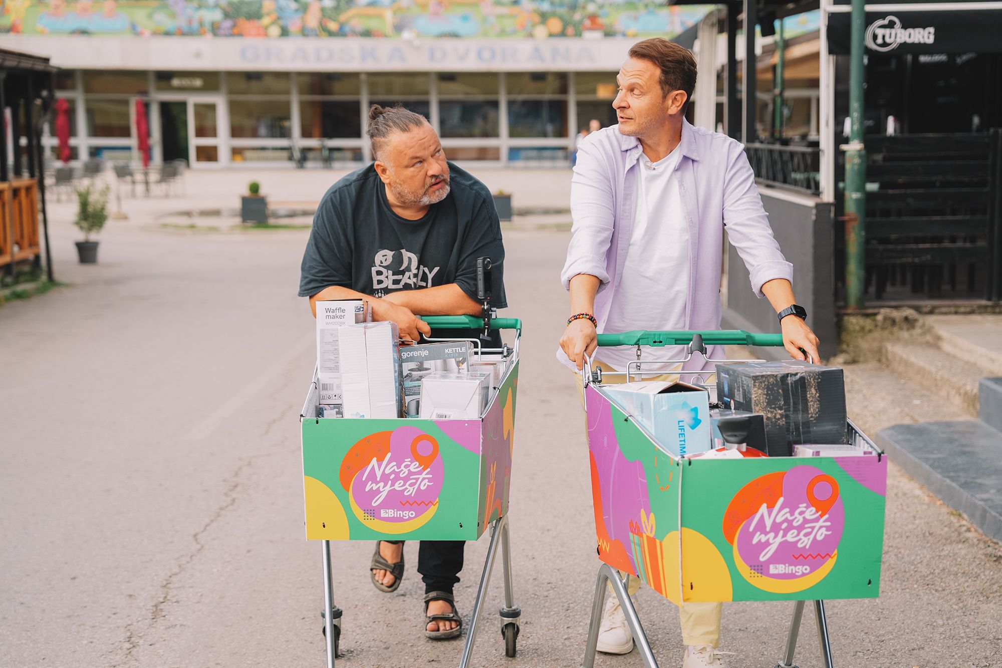 Poznati glumac Milan Pavlović, koji nikada u svom životu nije bio bliže ulozi pivota nego tog dana, sa Enisom Bešlagićem je u Goraždu po prvi put zaigrao rukomet!