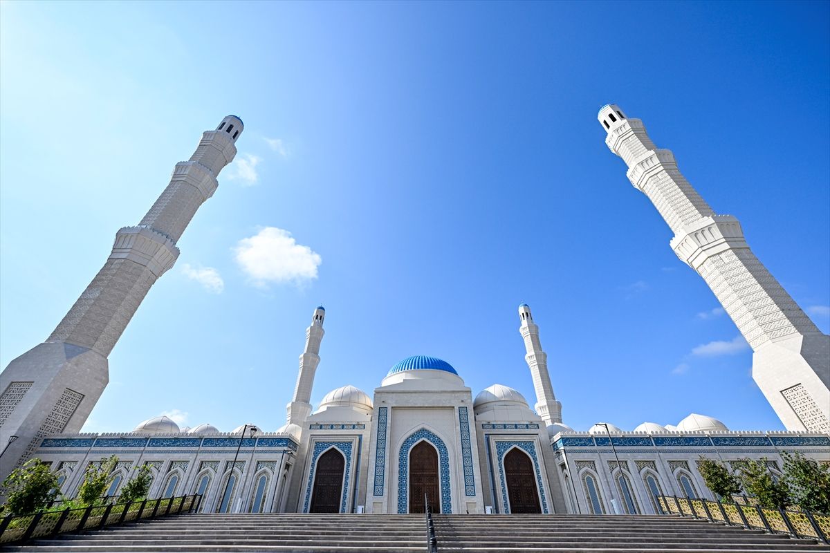 Molitvu istovremeno može obavljati 35.000 ljudi, a posjeduje i podno grijanje te se molitva može obavljati i u zimskom periodu u dvorištu