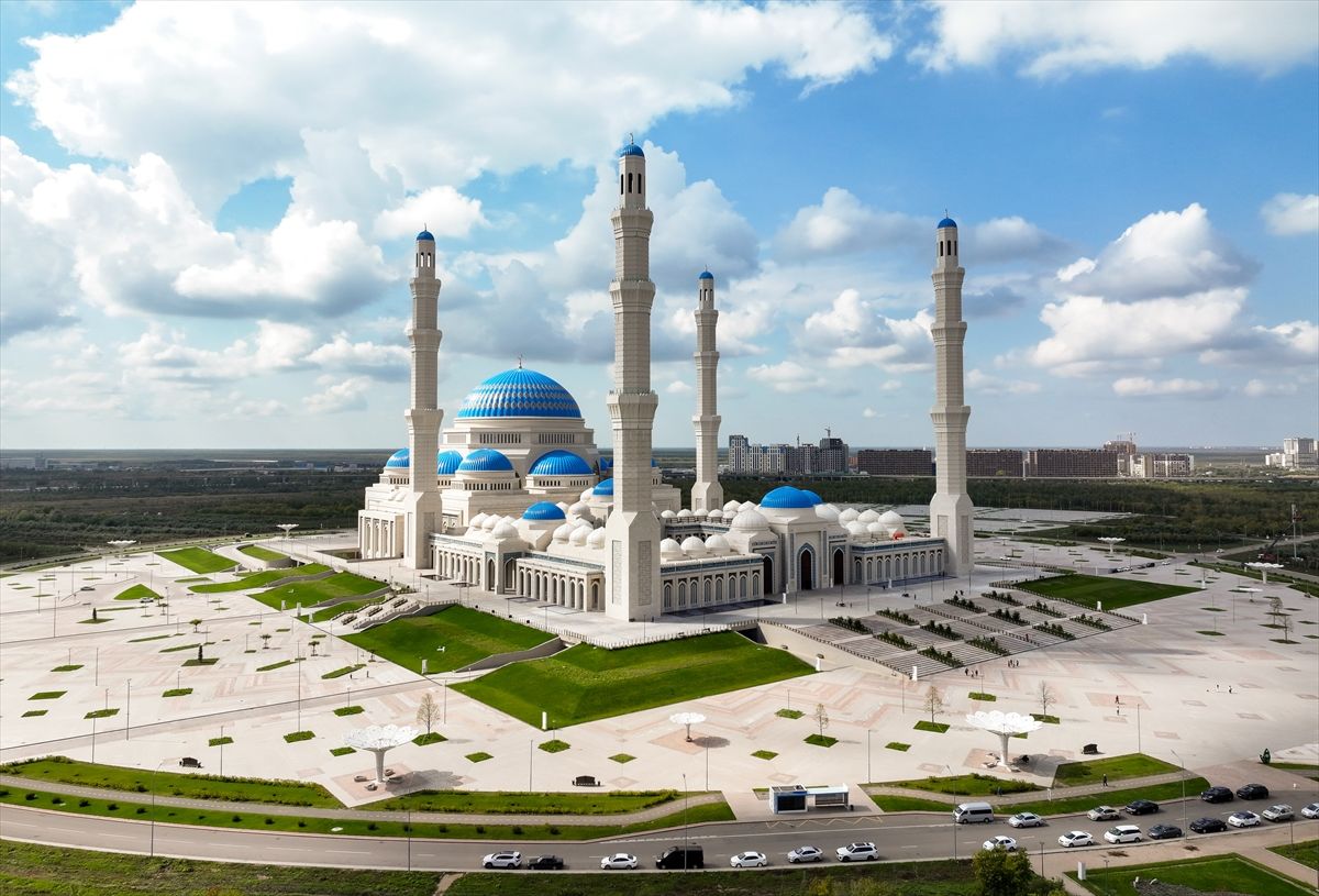 Molitvu istovremeno može obavljati 35.000 ljudi, a posjeduje i podno grijanje te se molitva može obavljati i u zimskom periodu u dvorištu